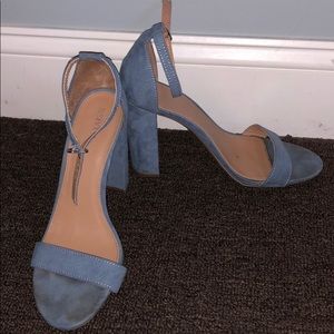 Light blue strap heals